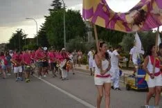 Peñas y autoridades llegan a la plaza de toros. AG