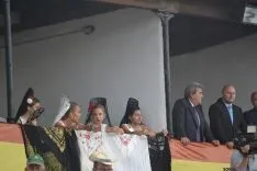 Peñas y autoridades llegan a la plaza de toros. AG