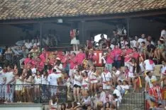 Peñas y autoridades llegan a la plaza de toros. AG
