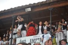 Peñas y autoridades llegan a la plaza de toros. AG