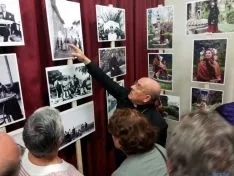 El arzobispo Vicente Jiménez, observando algunas fotos. /P.C.