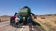 Aspecto de la cosechadora incendiada