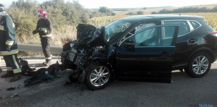El turismo siniestrado tras el fuerte impacto. /SN 