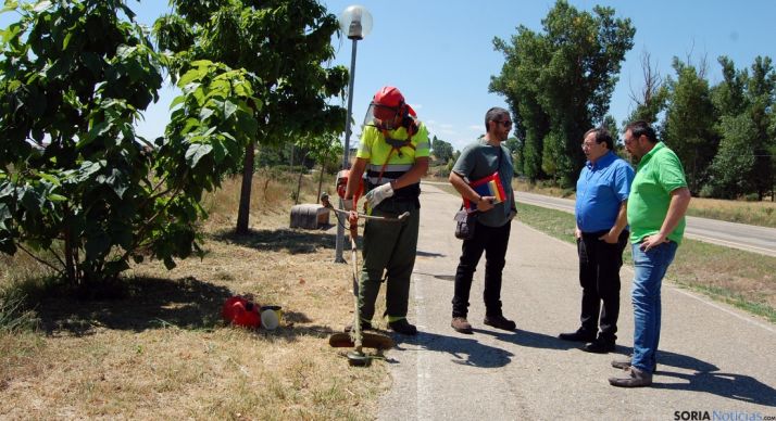 Responsables de la Diputación en una zona de limpieza. / Dip.