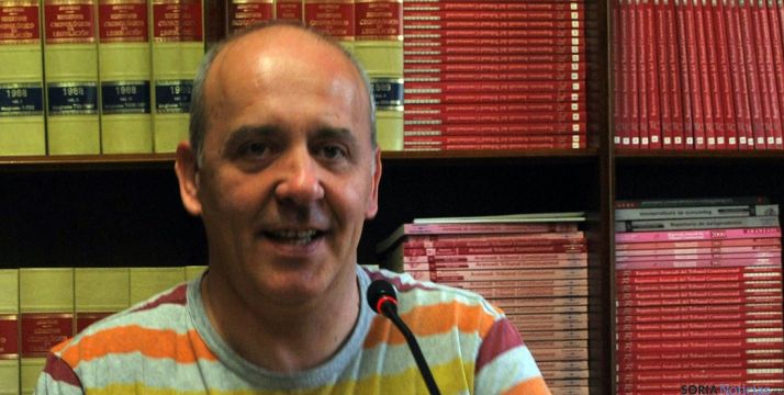 El concejal de IU, Enrique García en rueda de prensa. / SN