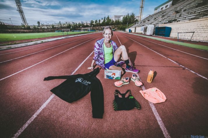Estela Navascués en la pista de atletismo del antiguo campo de Los Pajaritos. /D.A.