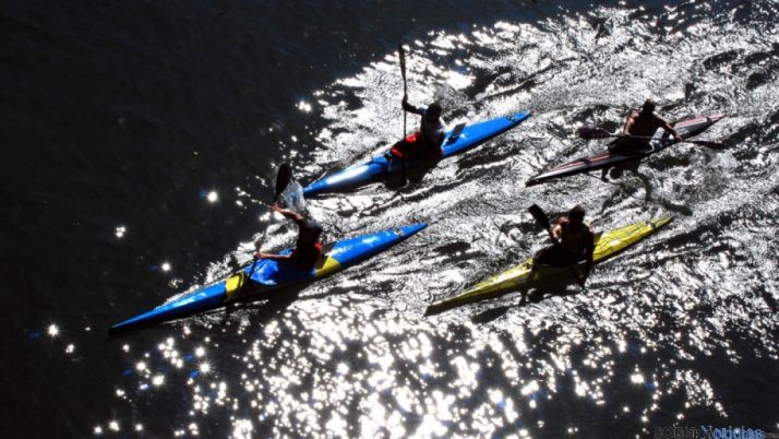 Imagen de archivo de piragüistas en el río Duero.