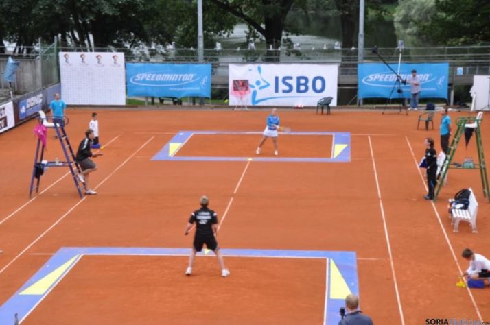 Imagen de un partido de crossminton.