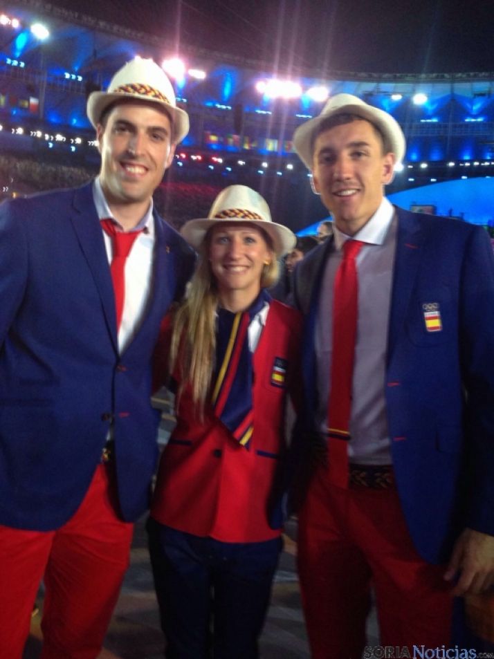 Navascués con otros dos deportistas navarros