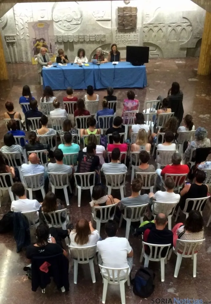 Asistentes al encuentro con escritoras italianas. /Ayto.