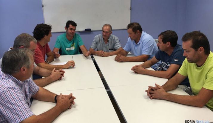 Afectados por el retraso en la concentración parcelaria reunidos en ASAJA Soria.