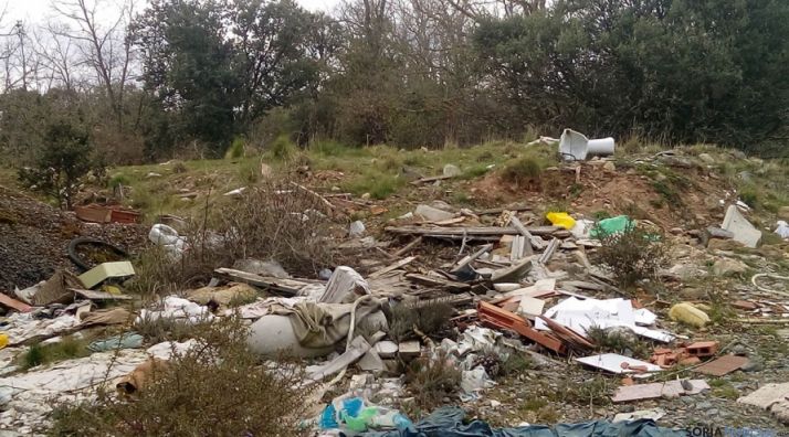 Imágenes del pasado mes de abril del vertedero en Villar del Campo.