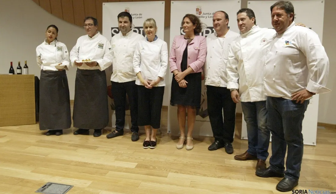 La consejera, en el centro, en la presentación del evento gastronómico. / SN