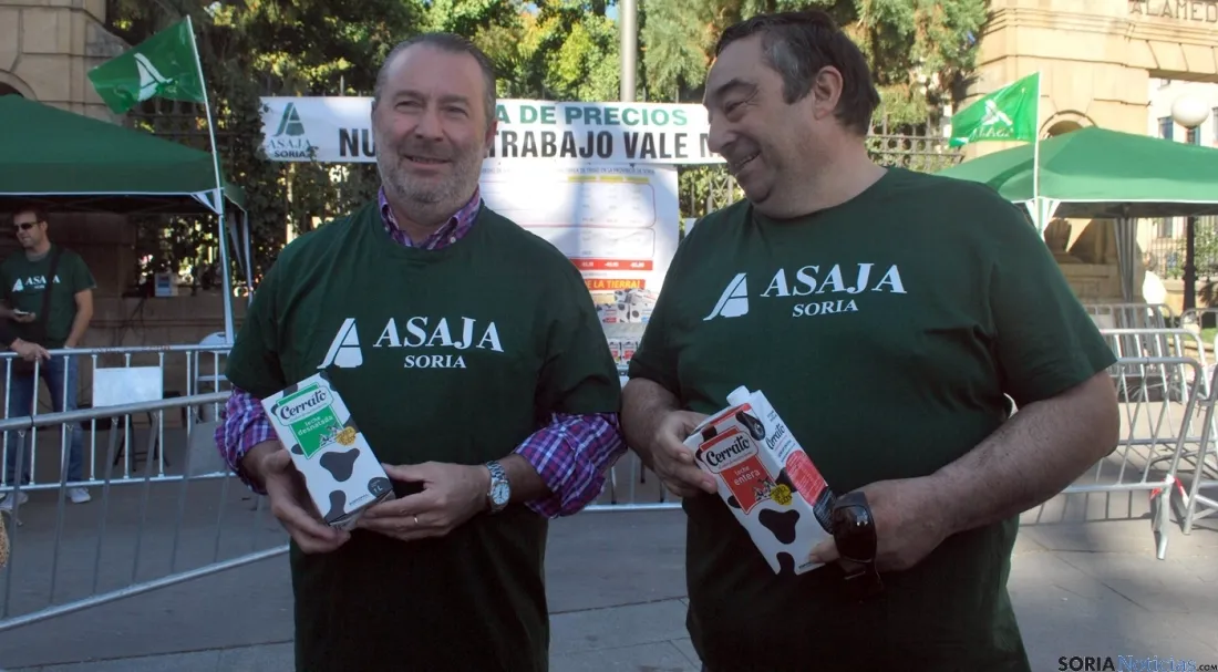 Imagen del reparto de leche de ASAJA este martes. / SN