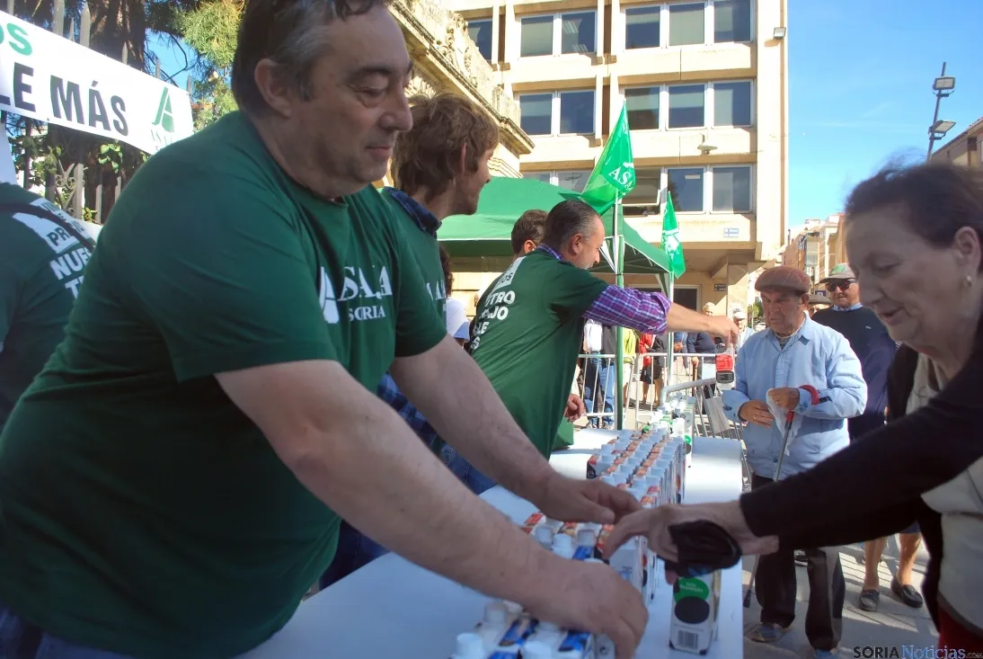 Imagen del reparto de leche de ASAJA este martes. / SN