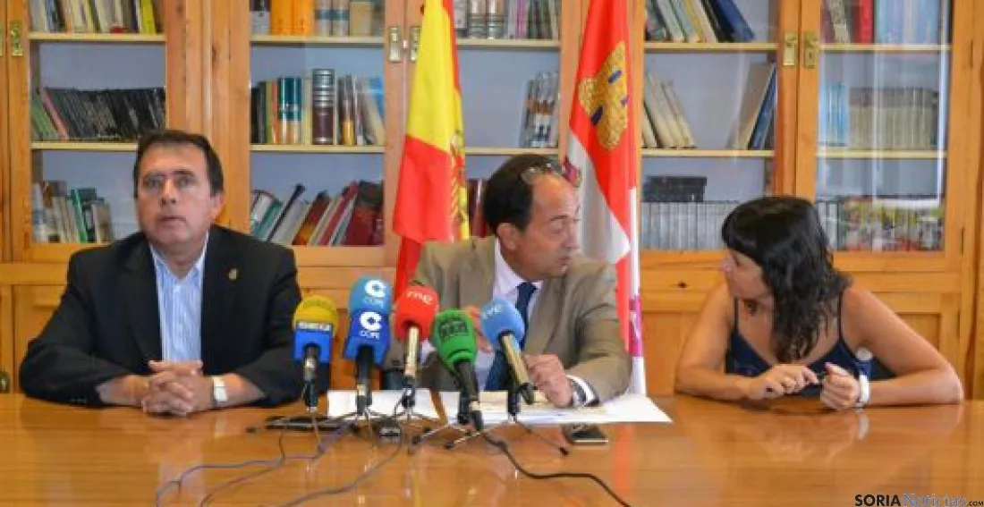 Javier Barrio (dcha.), Manuel López y la directora del CEIP Numancia. /SN