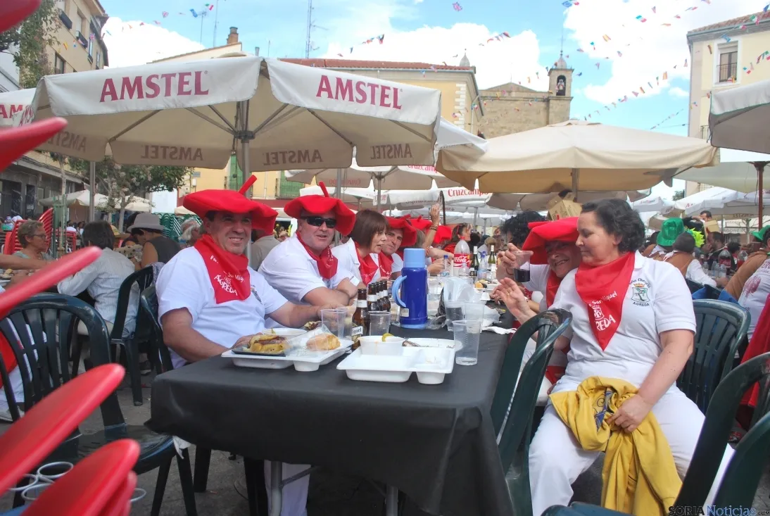 Buen ambiente en la plaza Mayor este viernes. / SN