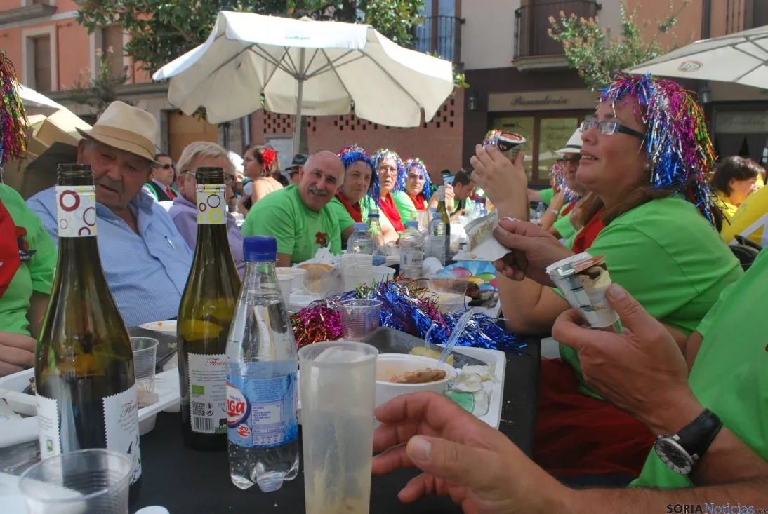 Buen ambiente en la plaza Mayor este viernes. / SN