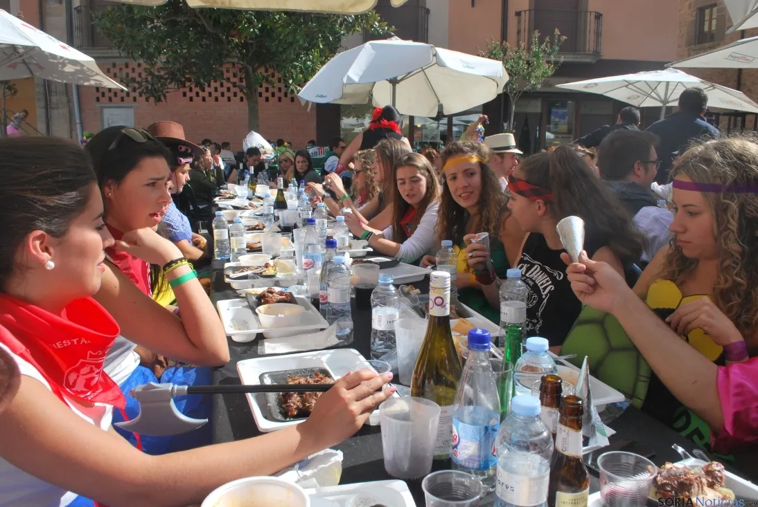 Buen ambiente en la plaza Mayor este viernes. / SN