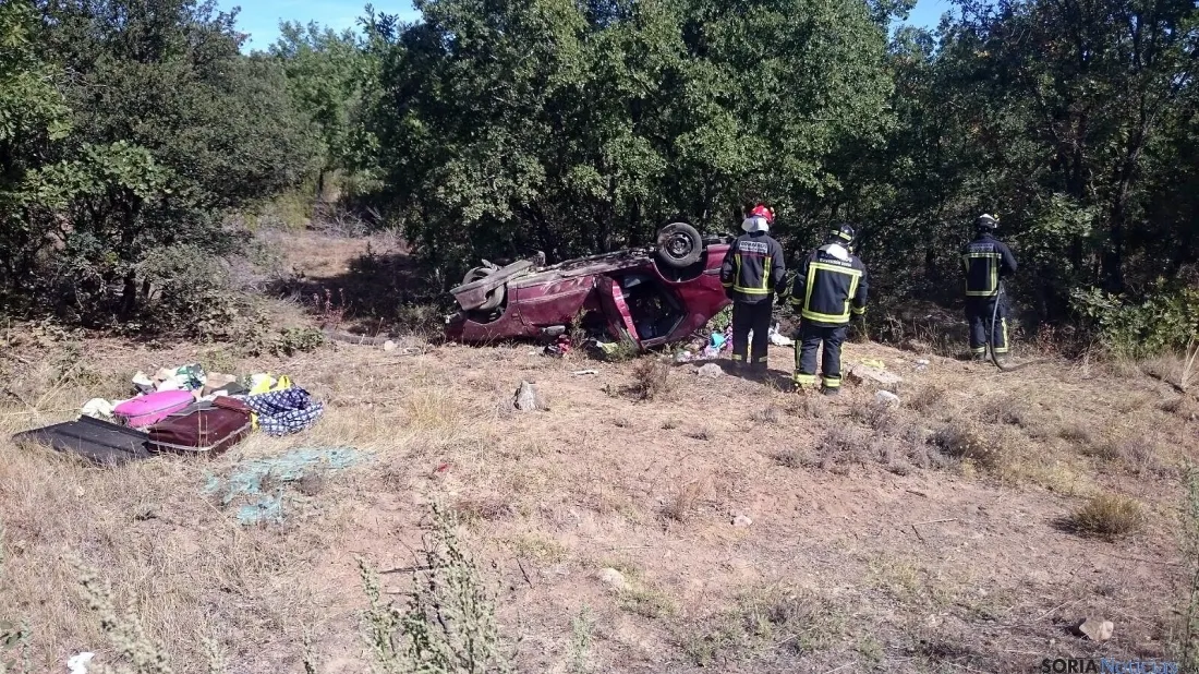 Los bomberos junto al vehículo. / SN