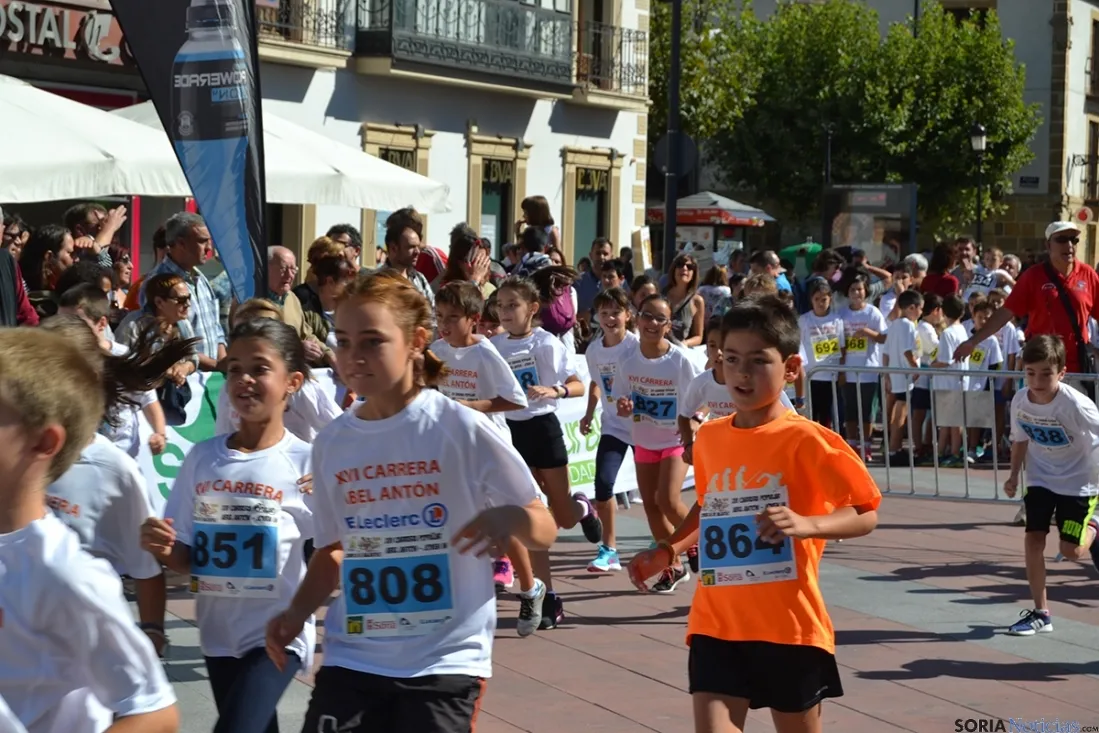 Numerosas chavales, en las carreras de las categorías inferiores. /SN