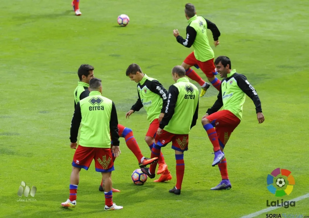 Los jugadores rojillos durante el calentamiento. LFP