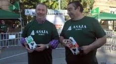 Imagen del reparto de leche de ASAJA este martes. / SN