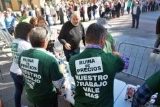 Imagen del reparto de leche de ASAJA este martes. / SN