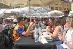 Buen ambiente en la plaza Mayor este viernes. / SN