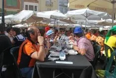 Buen ambiente en la plaza Mayor este viernes. / SN
