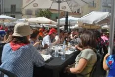 Buen ambiente en la plaza Mayor este viernes. / SN