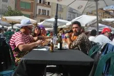 Buen ambiente en la plaza Mayor este viernes. / SN