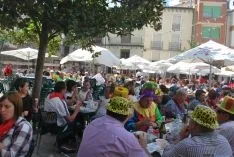 Buen ambiente en la plaza Mayor este viernes. / SN