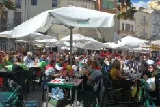 Buen ambiente en la plaza Mayor este viernes. / SN