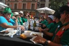 Buen ambiente en la plaza Mayor este viernes. / SN