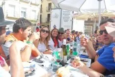 Buen ambiente en la plaza Mayor este viernes. / SN