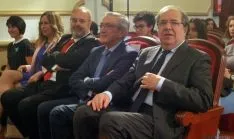 Juan Vicente Herrera, en primer término, en el Salón Rojo del IES Machado. / SN