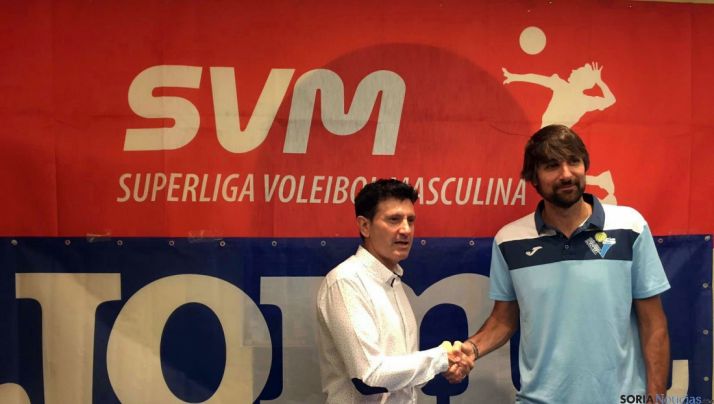 El jugador con el vicepte. del club./CVRD