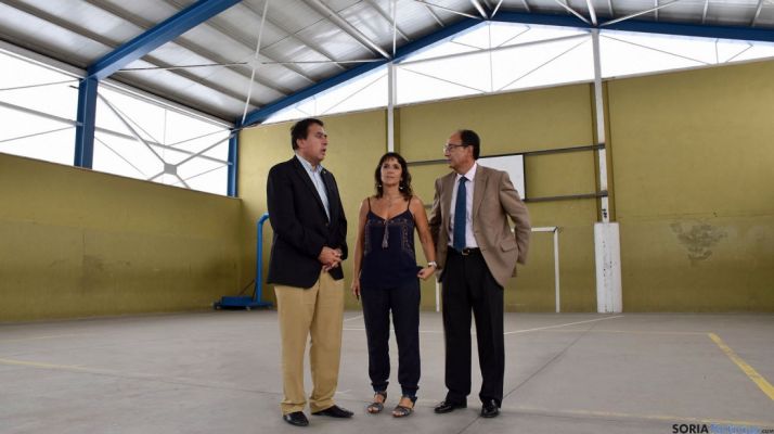 Barrio (izda.), Uceda y López en el aula de gimnasia del CEIP Numancia. / Jta.