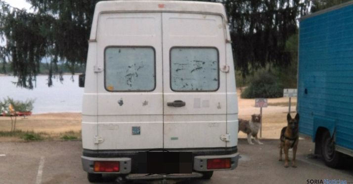 Una de las furgonetas ayer en el pantano. / PN