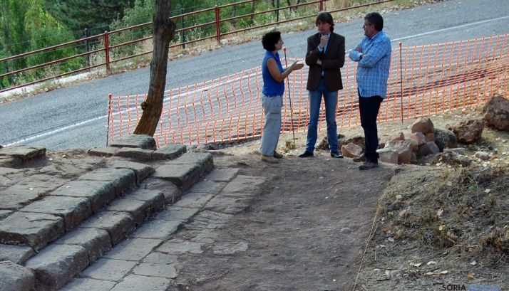 El alcalde (ctro.) en la zona del hallazgo. / Ayto.
