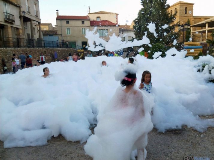 Fiesta de espuma en Serón