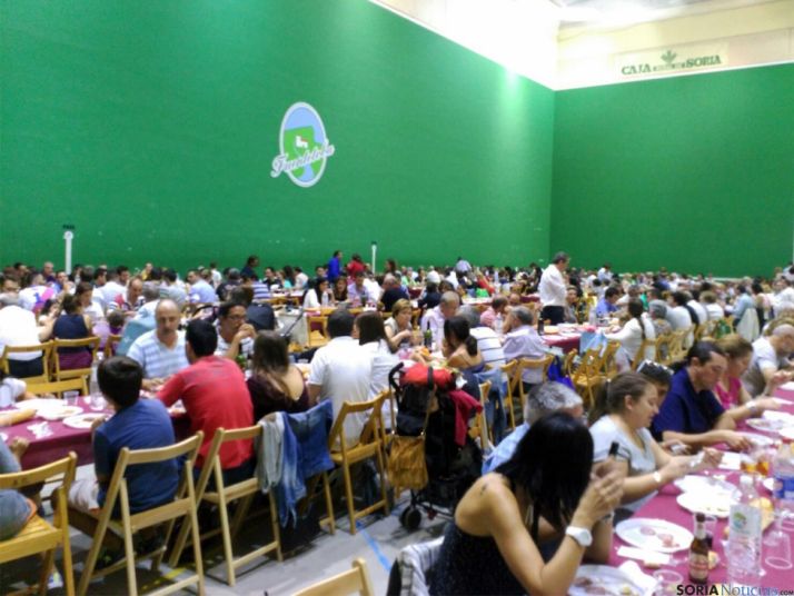 Unas 450 personas, en la cena popular. /SN