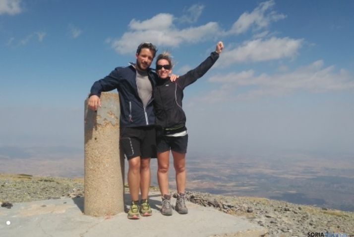 Carlos Tundidor y Ana de la Dedicación, en la cumbre del Moncayo.