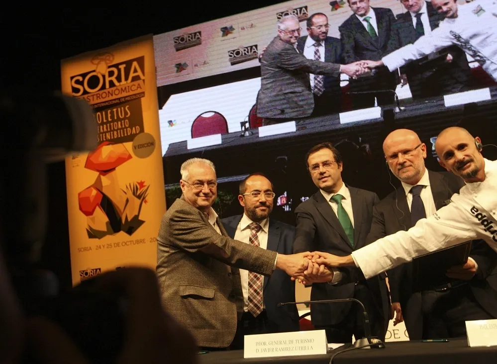 Una imagen de la ceremonia de hermanamiento este martes en el Palacio de La Audiencia. / SN