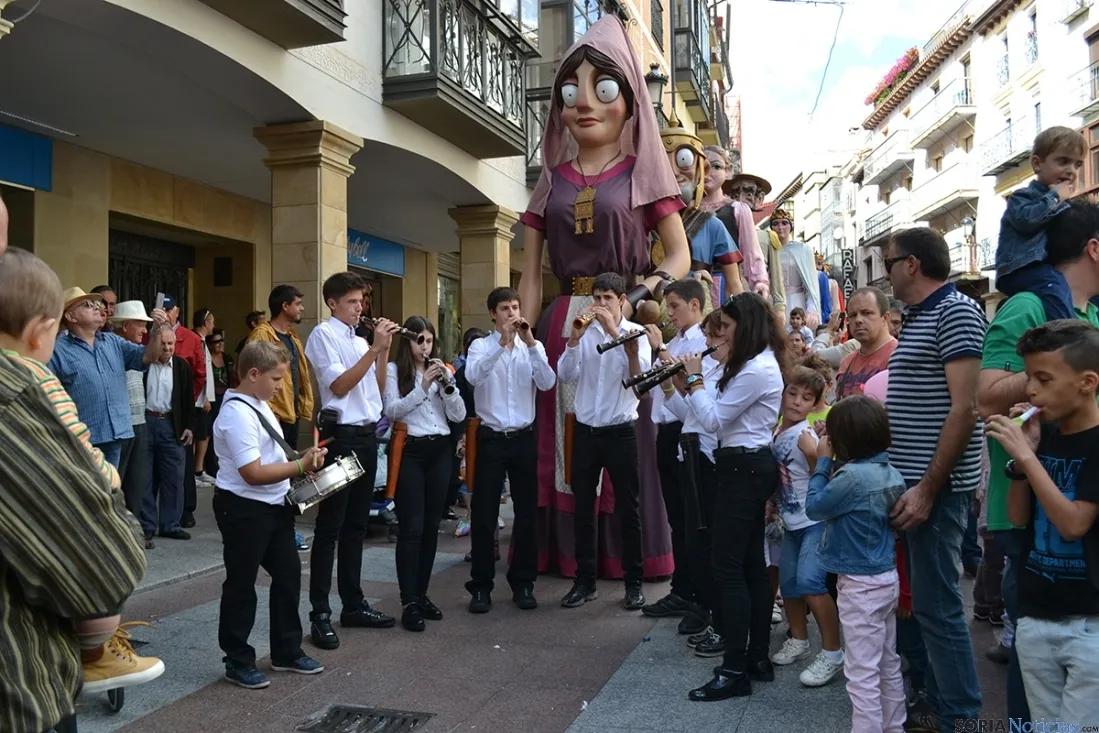 Imagen del desfile de gigantes y cabezudos por las calles de Soria. /SN