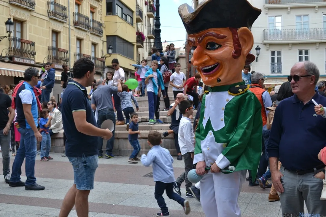 Imagen del desfile de gigantes y cabezudos por las calles de Soria. /SN