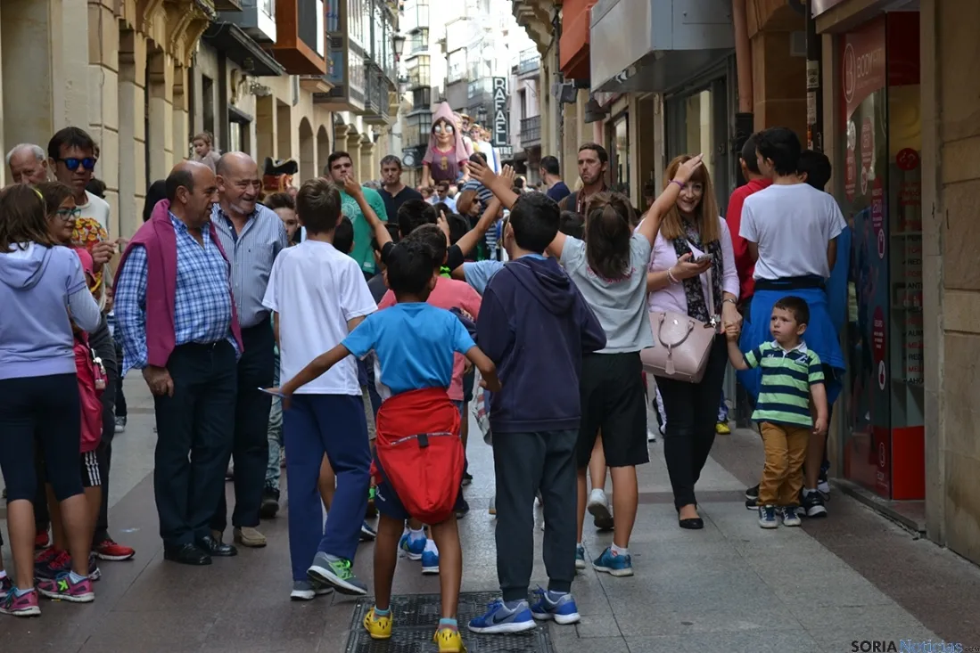 Imagen del desfile de gigantes y cabezudos por las calles de Soria. /SN