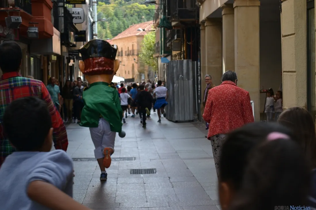 Imagen del desfile de gigantes y cabezudos por las calles de Soria. /SN