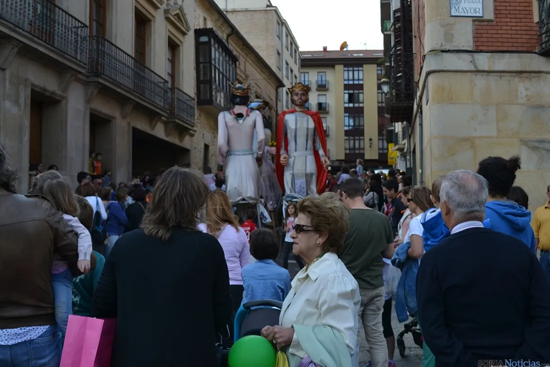 Imagen del desfile de gigantes y cabezudos por las calles de Soria. /SN
